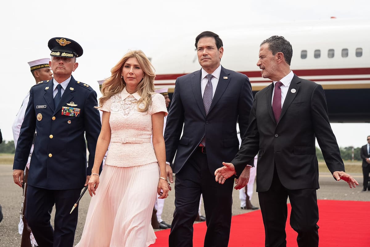 Marco Rubio y su esposa, Jeanette Christina Dousdebes Rubio, en Colombia. Foto: Cancillería