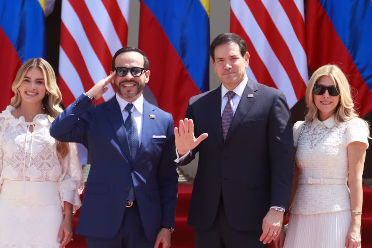 El presidente de Colombia, Abelardo de la Espriella, recibe junto a su esposa, Ana Lucía Pineda, al secretario de Estado de Estados Unidos, Marco Rubio y su esposa, Jeanette Christina Dousdebes Rubio, este martes en Barranquilla (Colombia). Foto: EFE