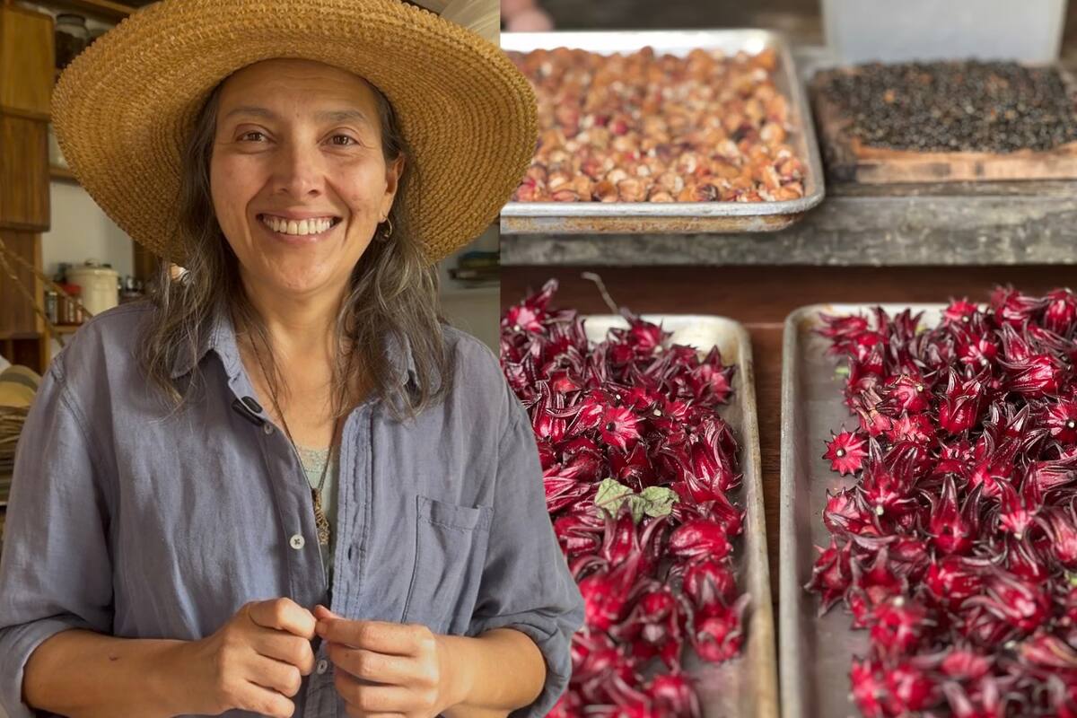 Margarita, líder de Casa Común Barichara, junto a las bandejas con flor de jamaica durante el proceso de elaboración de productos locales. Foto: Juliana Sarmiento // VANGUARDIA