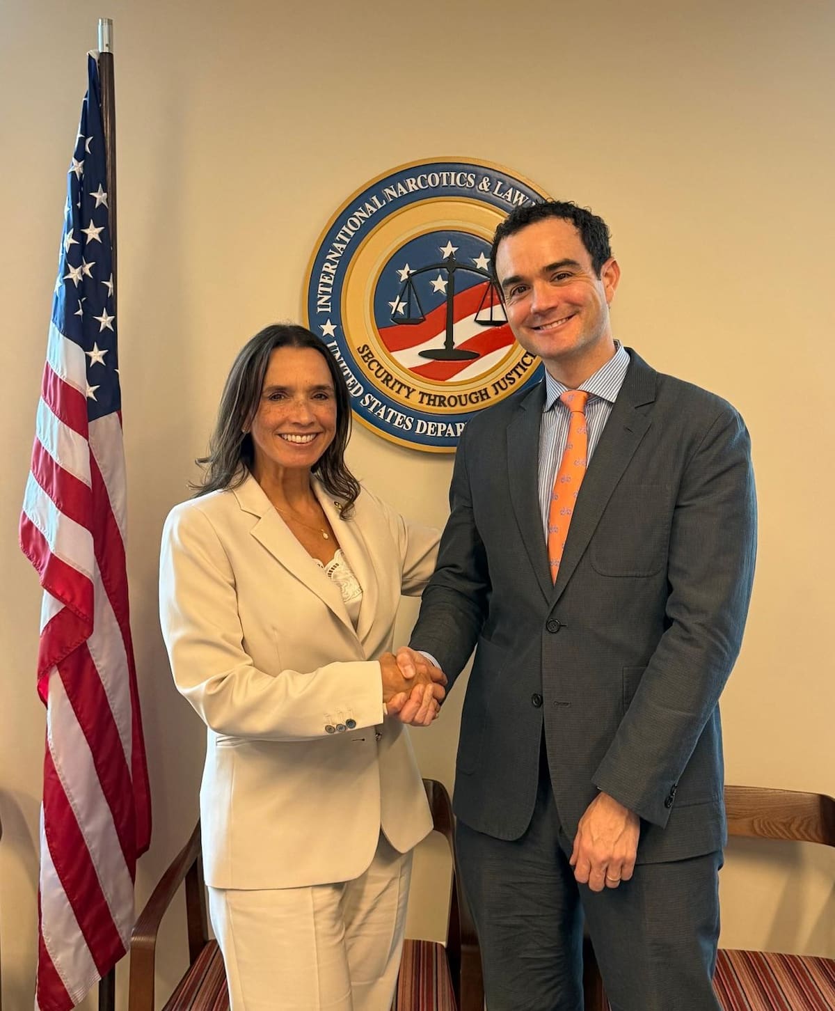 La Embajadora María Consuelo Araújo junto al subsecretario adjunto de Asuntos Internacionales de Narcóticos y Aplicación de la Ley, Cartwright Weiland. Foto: X @ColombiaEmbUSA