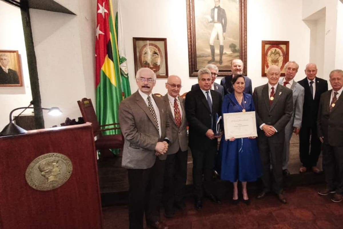 Suministrada / VANGUARDIA
Miguel Ángel Alarcón, Gabriel Jesús Gutiérrez Giraldo, Gustavo Adolfo Mantilla Oviedo, Armando Martínez Garnica, Guillermo Vargas Caballero, Franz Mutis Caballero, Juvenal Fonseca Moreno, Miguel José Pinilla Gutiérrez, Juan José Cañas Serrano y en el centro María Consuelo Moreno González. Foto suministrada/VANGUARDIA