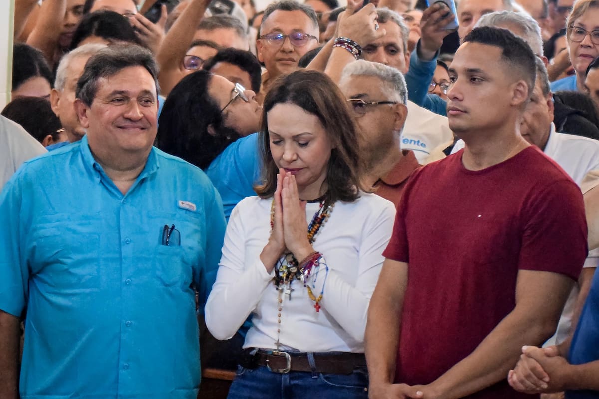 La líder opositora y premio nobel de la paz 2025, María Corina Machado (c), ora durante una ceremonia este domingo, en el Santuario Divina Pastora en Barquisimeto (Venezuela). Rompiendo el veto que aseguraba tener para volver a Venezuela, Machado reapareció en el escenario nacional para medir el verdadero alcance de su liderazgo de calle, en un intento por forzar la transición democrática en su país y desafiar la diplomacia petrolera entre Delcy Rodríguez y Donald Trump. EFE/ José Miguel Alarcón