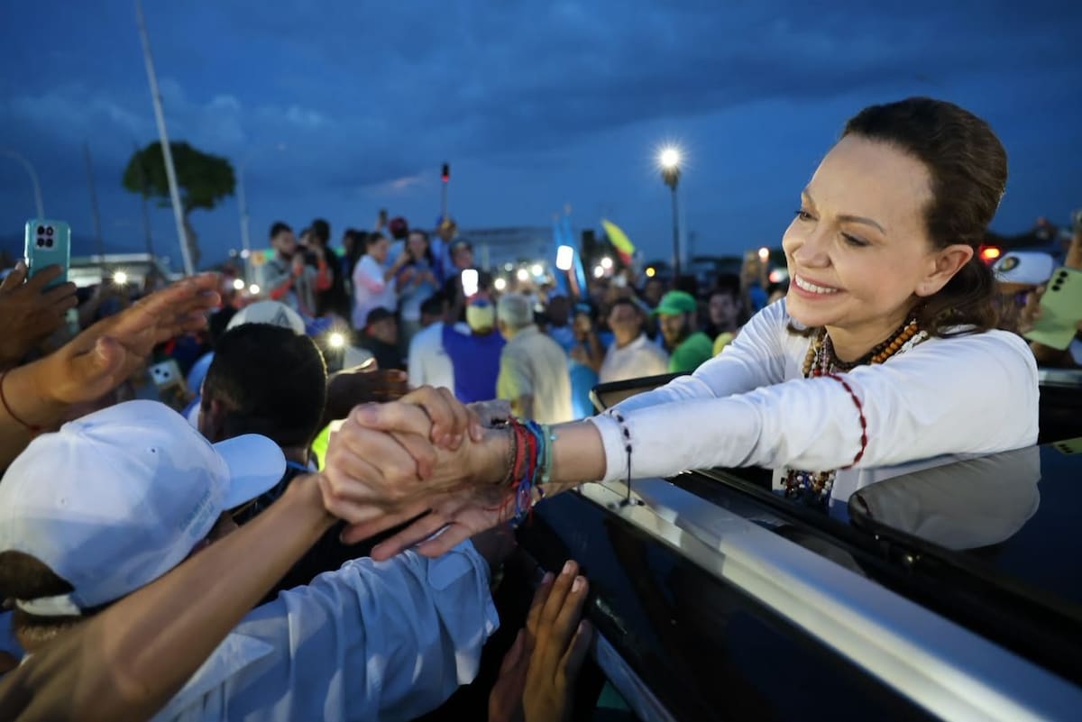 Fotografía cedida por el partido político Vente Venezuela que muestra a la premio nobel de la paz 2025, María Corina Machado (c), orando durante una ceremonia este domingo, en el Santuario Divina Pastora en Barquisimeto (Venezuela). Desde que Machado saliera de Venezuela en diciembre del año pasado para recibir el Nobel de la Paz en Oslo, la opositora había manifestado que regresaría para seguir luchando por un cambio de Gobierno. EFE/ Vente Venezuela /SOLO USO EDITORIAL/ NO VENTAS/ SOLO DISPONIBLE PARA ILUSTRAR LA NOTICIA QUE ACOMPAÑA (CRÉDITO OBLIGATORIO)