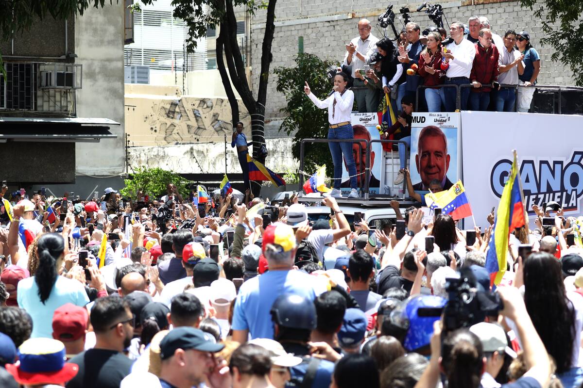 AME7680. CARACAS (VENEZUELA), 03/08/2024.- La líder opositora de Venezuela María Corina Machado habla durante una protesta en rechazo a los resultados oficiales de las elecciones presidenciales -que dan la victoria al presidente Nicolás Maduro-, este sábado en Caracas (Venezuela). La líder opositora de Venezuela María Corina Machado abogó este sábado por mantener una lucha "pacífica y cívica" pero con "fuerza" ya que, dijo, las elecciones del 28 de julio marcaron un "hito" sobre el cual se inició la "transición a la democracia" en la nación caribeña. "El 28 de julio marca un hito a partir del cual se inició la transición a la democracia en Venezuela", dijo Machado ante miles de venezolanos que se concentraron en una zona del este de Caracas. EFE/ Ronald Peña R.