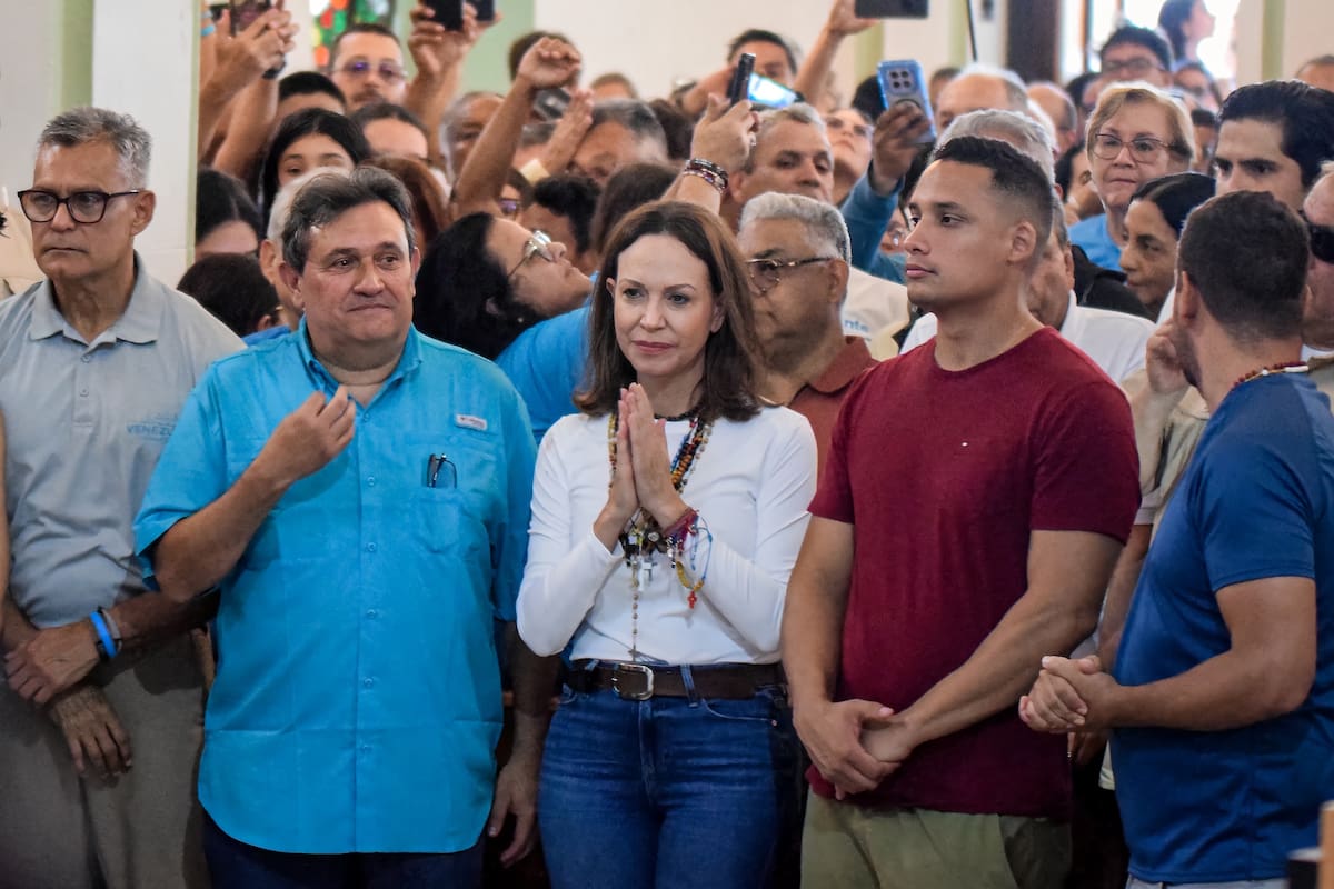 AME9695. BARQUISIMETO (VENEZUELA), 25/10/2026.- La líder opositora y premio nobel de la paz 2025, María Corina Machado (c), ora durante una ceremonia este domingo, en el Santuario Divina Pastora en Barquisimeto (Venezuela). Rompiendo el veto que aseguraba tener para volver a Venezuela, Machado reapareció en el escenario nacional para medir el verdadero alcance de su liderazgo de calle, en un intento por forzar la transición democrática en su país y desafiar la diplomacia petrolera entre Delcy Rodríguez y Donald Trump. EFE/ José Miguel Alarcón
