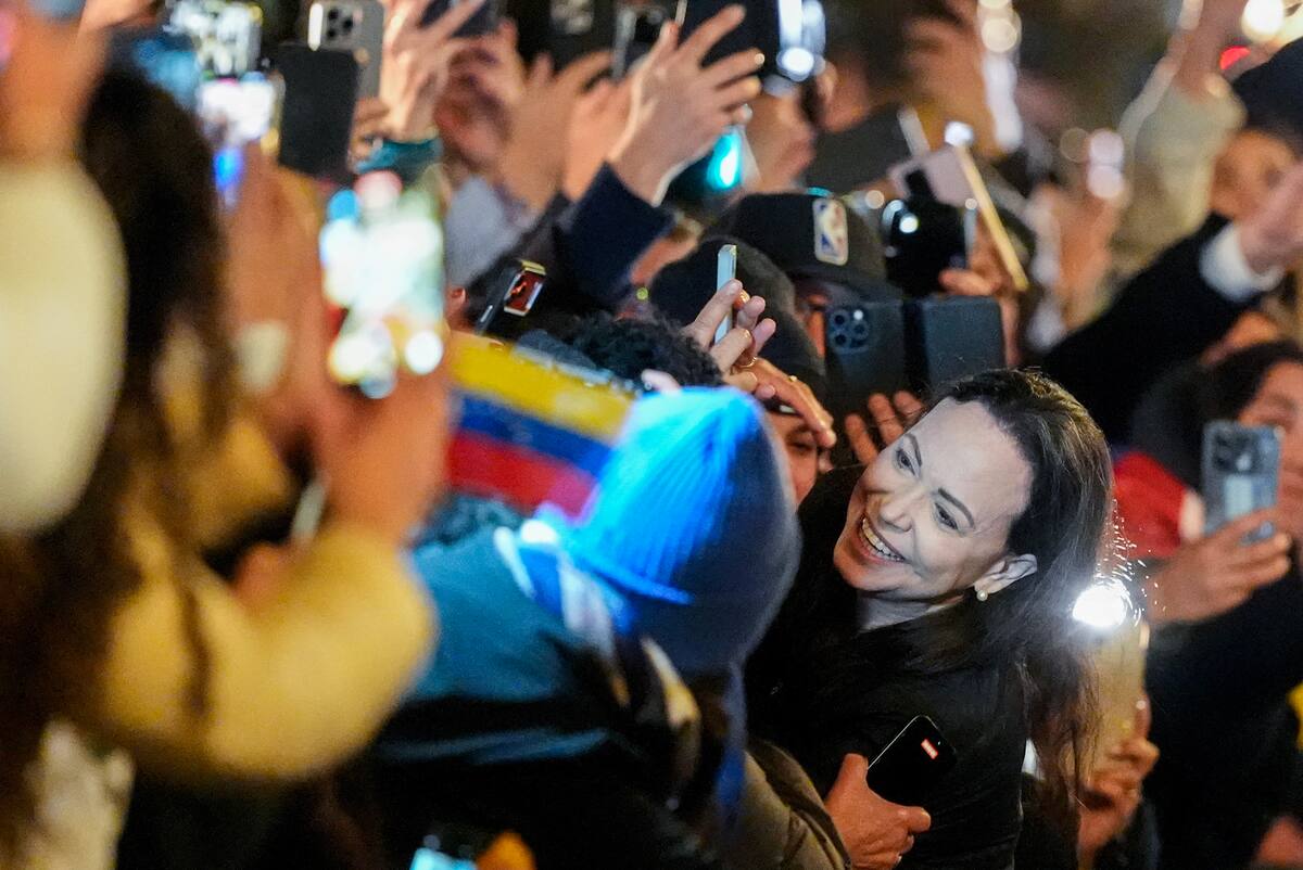 La Premio Nobel de la Paz, María Corina Machado, saluda a sus simpatizantes en el Grand Hotel de Oslo, Noruega, el 11 de diciembre de 2025. Recibió el Premio Nobel de la Paz 2025 por su incansable labor en la promoción de los derechos democráticos del pueblo venezolano y por su lucha para lograr una transición justa y pacífica de la dictadura a la democracia.