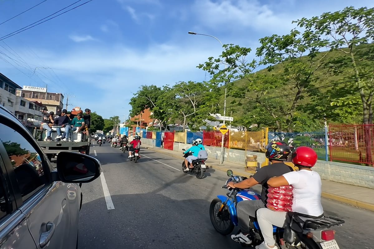 Caravanas de vehículos y motocicletas transportan ayuda humanitaria hacia La Guaira, una de las zonas más golpeadas por la emergencia sísmica. Captura de video // X.