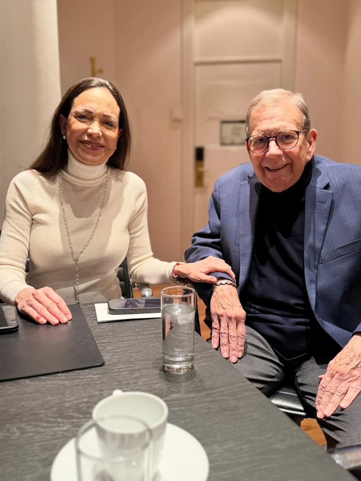 Fotografía tomada de la cuenta en Instagram @egonzalezurrutia del líder opositor de Venezuela Edmundo González de él reunido con la ganadora del premio Nobel de Paz 2025, María Corina Machado, este viernes, en Oslo (Noruega).