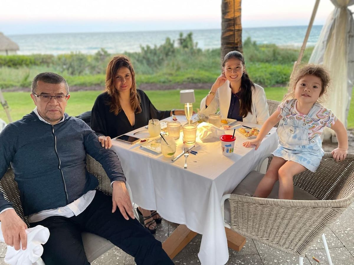 Con su esposo, Dago García, su hija mayor y una de las nietas. Foto suministrada/VANGUARDIA