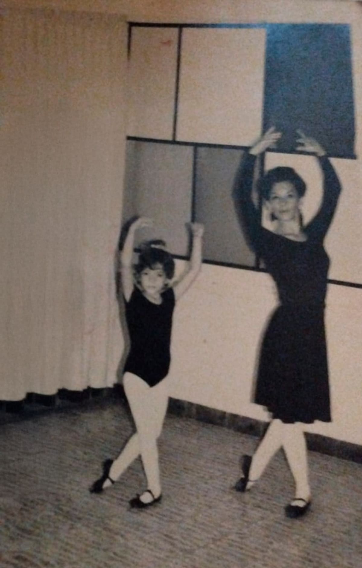 Su madre, la maestra Sonia Arias, fue su mentora desde su niñez. Además de aprender sobre técnicas clásicas, adquirió su calidez y empatía en los procesos de formación artísticos. / Suministrada