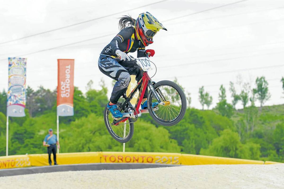 La colombiana Mariana Pajón Londoño hizo gala de todo su potencial y se impuso en la prueba contrarreloj del BMX, que si bien no entregó medallas, sirvió par armar las mangas de las competencias de hoy, que sí entregarán preseas. (Foto: EFE / VANGUARDIA LIBERAL)