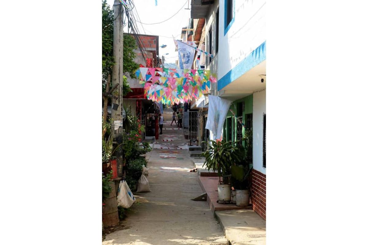 Esta es otra de las calles adornadas con la Navidad en María Paz.