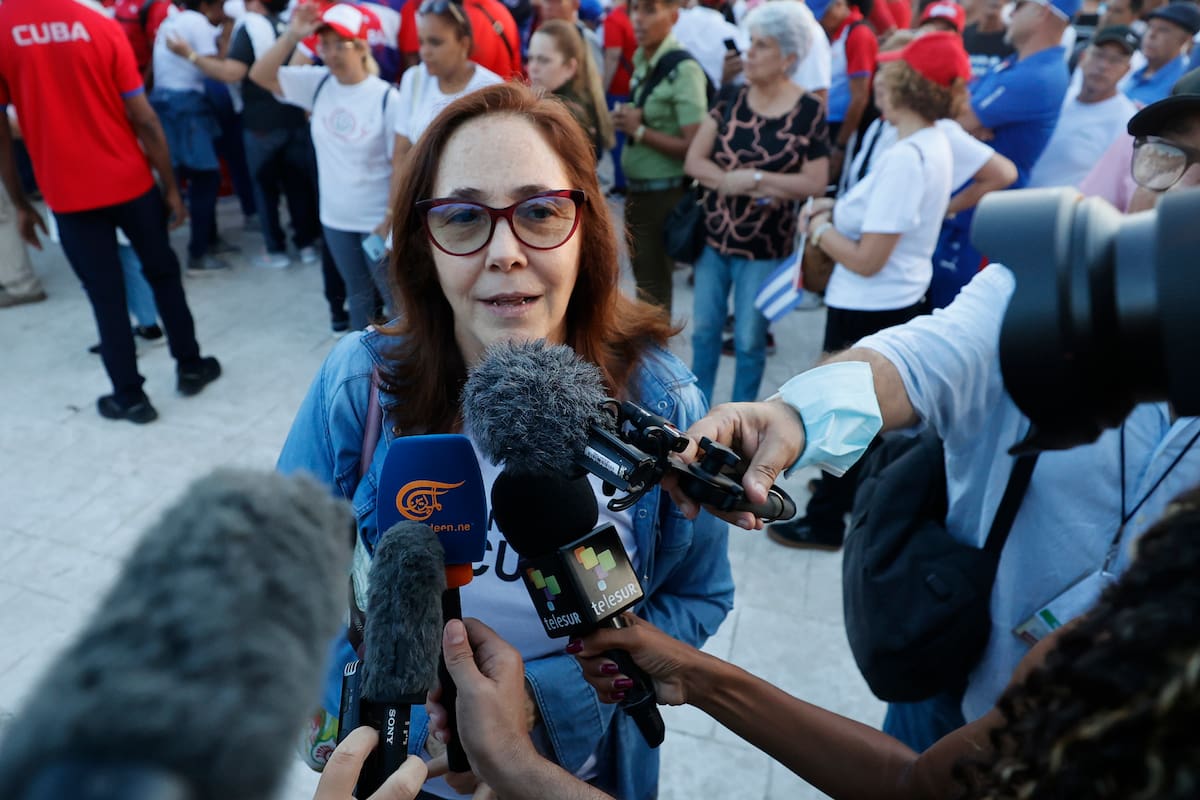 AME4127. LA HABANA (CUBA), 22/05/2026.- Mariela Castro, hija del expresidente cubano Raúl Castro, habla con periodistas durante un evento en apoyo a su padre este viernes, en La Habana (Cuba). Mariela Castro aseguró que a su padre "nadie lo va a secuestrar" tras su acusación en EE.UU. y su designación como "fugitivo" de la Justicia. EFE/ Ernesto Mastrascusa