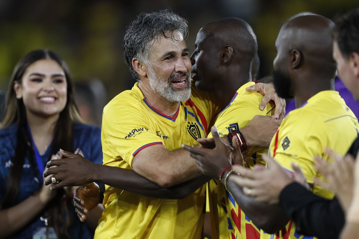Leyendas del fútbol colombiano se unen en partido solidario por afectados del terremoto. EFE/ Ernesto Guzmán
