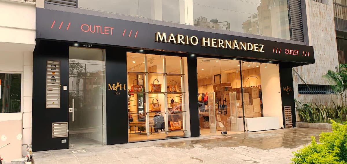 El outlet se encuentra en la Calle 45 # 35-25, en inmediaciones del Parque San Pío.