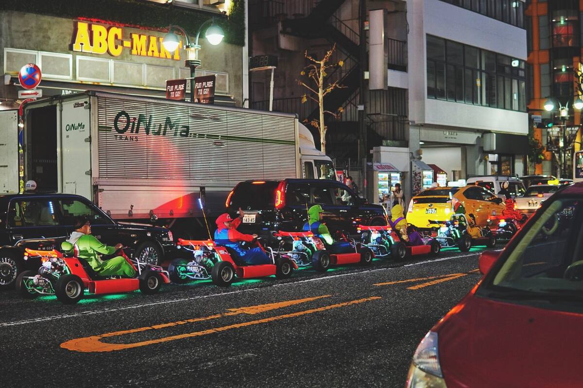 Turistas recorren Tokio en karts temáticos, al estilo Mario Kart. / Tomada de X (@ooumsgh)