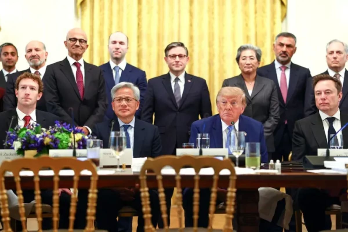 Mark Zuckerberg (i), Jensen Huang (2-i) y Elon Musk participan junto al presidente de Estados Unidos, Donald Trump, lidera un almuerzo con líderes de empresas tecnológicas para discutir el desarrollo de la inteligencia artificial (IA), este 29 de septiembre de 2026, en la Casa Blanca. Foto: EFE