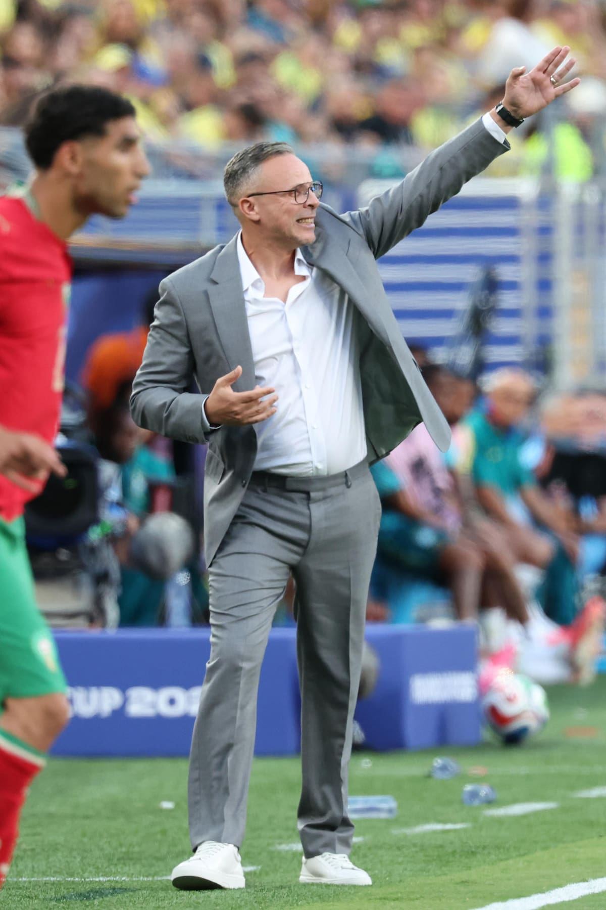 El seleccionador de Marruecos Mohamed Ouahbi dirige este sábado, en un partido del grupo C del Mundial de la FIFA 2026 entre Brasil y Marruecos en el estadio MetLife en Nueva Jersey. Foto: EFE/ Sebastiao Moreira