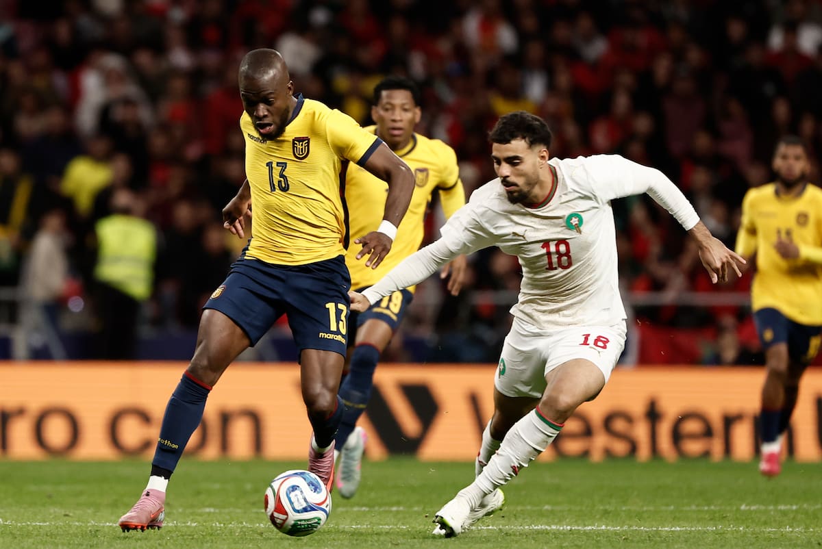MADRID, 27/03/2026.- El defensa de la selección de fútbol de Marruecos Chadi Riad (d) lucha con Enner Valencia, de Ecuador, durante el partido amistoso que los combinados nacionales de Marruecos y Ecuador disputan este viernes en el estadio Metropolitano, en Madrid. EFE/Sergio Pérez