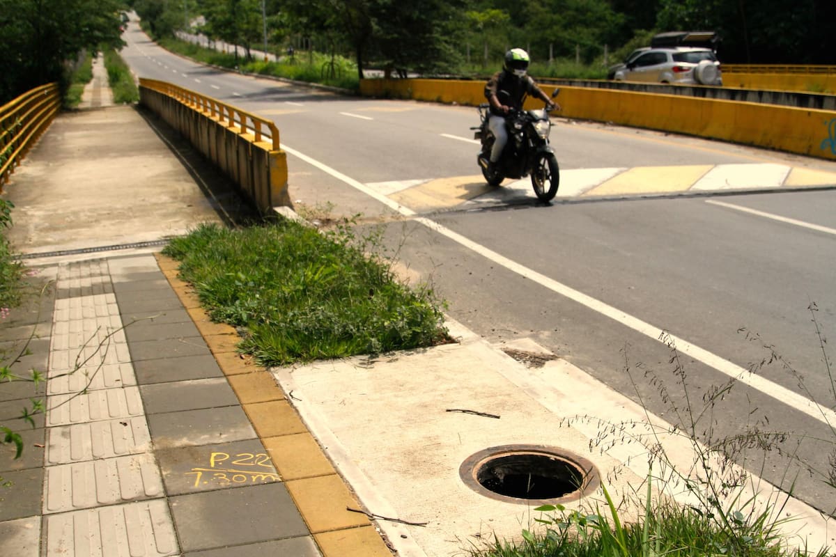 La falta de las tapas convierte a estas estructuras en unas verdaderas “trampas mortales” para las personas que caminan por este corredor. El hurto se cometió tanto en la glorieta como en los andenes del sentido Floridablanca - Girón y Girón - Floridablanca de la Transversal El Bosque. (Fotos: Marco Valencia / VANGUARDIA)