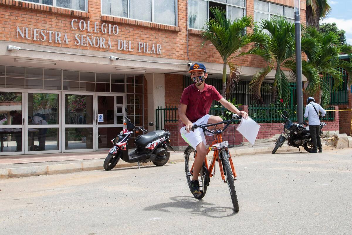Muchos son los estudiantes que se dirigen hasta las instituciones educativas para recoger las guías de trabajo que dejan sus docentes. Los del sector rural, sin duda, son los más afectados por los problemas de conectividad y el distanciamiento. (Foto: Marco Valencia / VANGUARDIA)