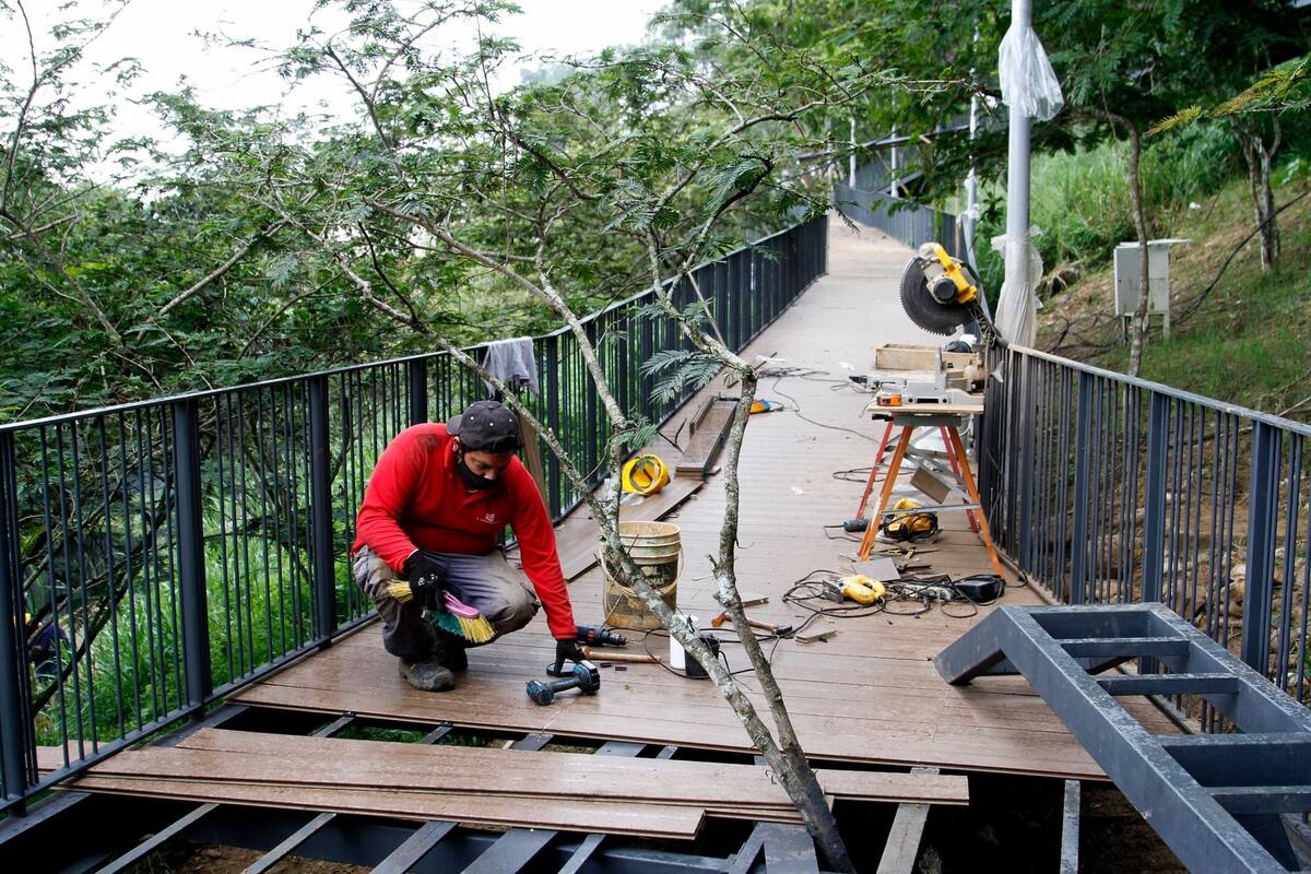 Restan acabados de pintura y en el piso para la terminación de este proyecto. Al contar con pasarelas, en vez de escaleras, el parque facilita los desplazamientos de personas con problemas de movilidad. (Fotos: Marco Valencia / VANGUARDIA)