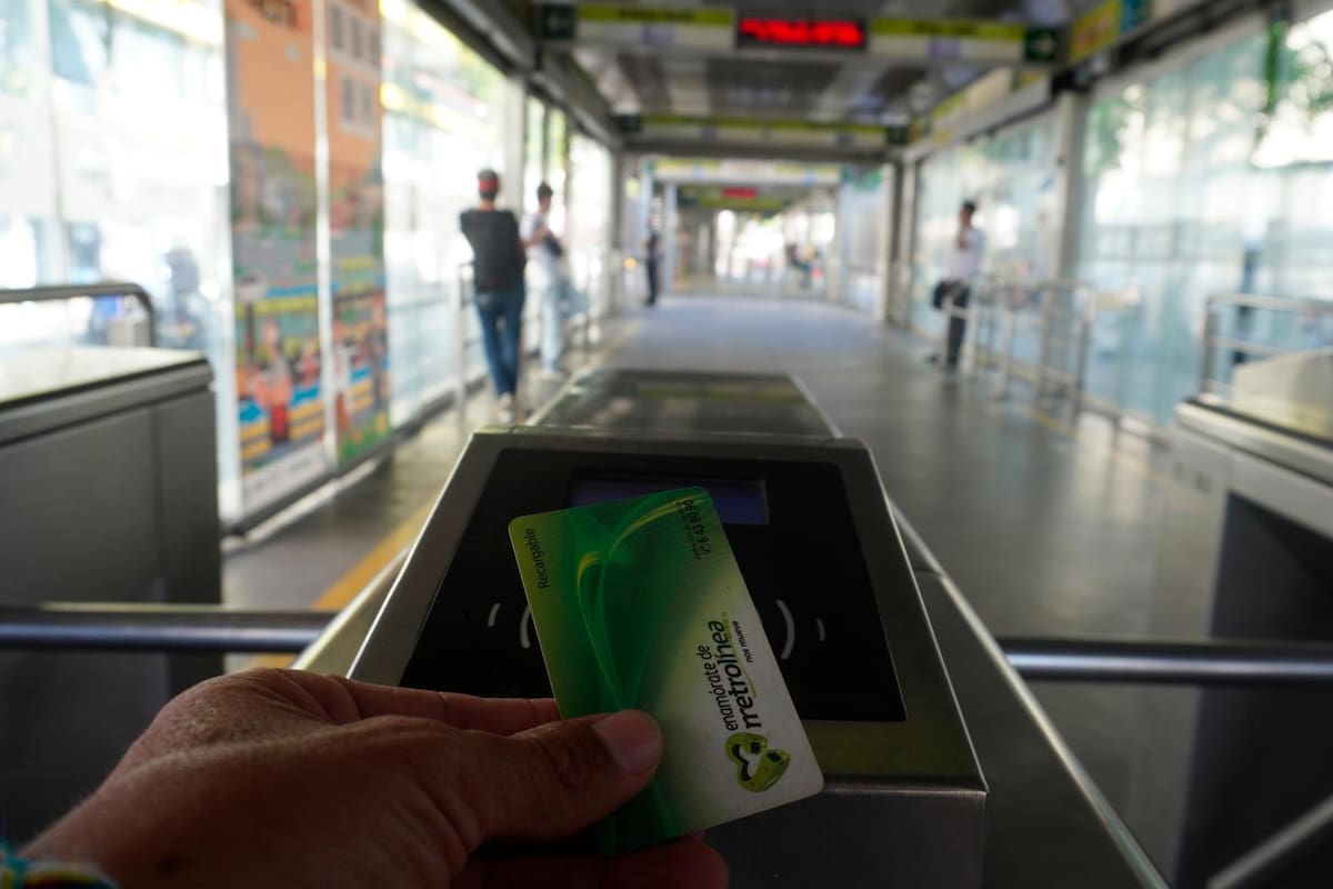 Para los concejales Carlos Parra y Danovis Lozano el otrosí que alega la gerencia de Metrolínea S.A. es una nueva relación contractual, porque el objeto es diferente. (Foto: Marco Valencia / VANGUARDIA)
