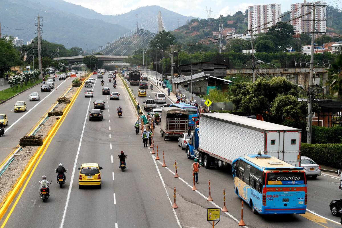 Contratista avanza en la construcción del separador que divide la autopista y la paralela, para así dar por terminado definitivamente el proyecto. (Foto: Marco Valencia / VANGUARDIA)