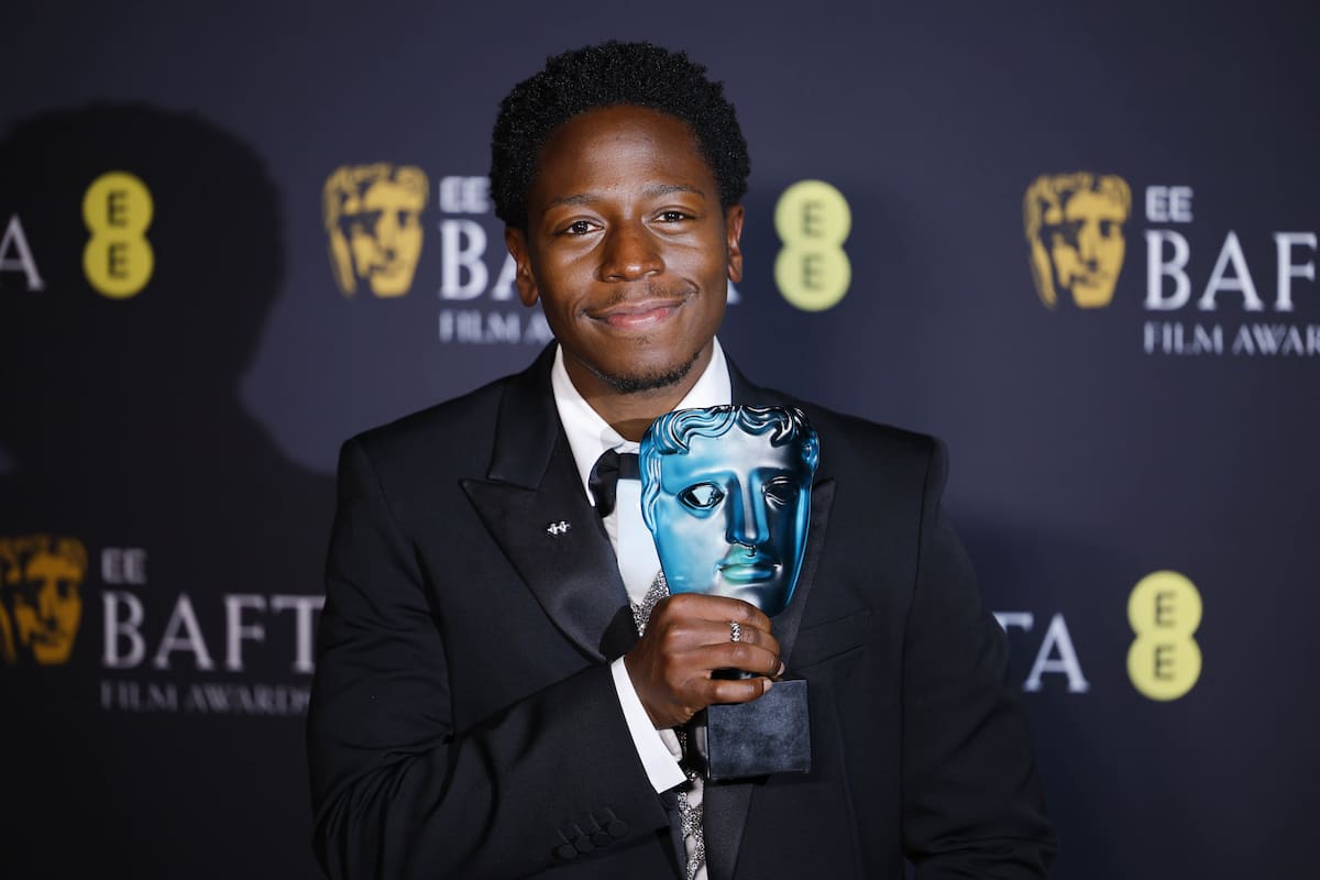 Fotografía de archivo, tomada el pasado 16 de febrero, en la que se captó al actor británico David Jonsson, al posar con el premio Estrella en ascenso, durante la gala de los BAFTA, en Londres (Reino Unido). Jonsson protagonizará la nueva cinta de la saga 'Black Panther' del universo Marvel. EFE/Tolga Akmen