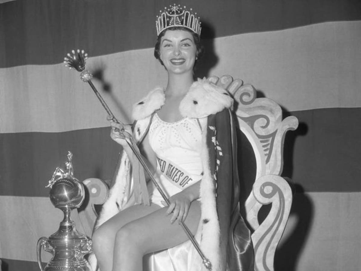 Mary Leona Gage (1939-2010), quien fue coronada Miss USA 1957 antes de ser destronada tras revelarse que estaba casada y era madre.