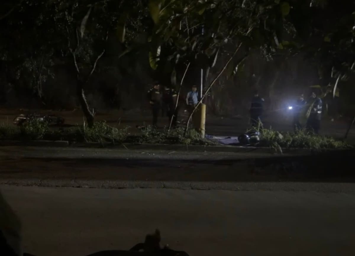 Una de las vías más peligrosas de Bucaramanga, la calle 45, permanece a oscuras en el tramo que conduce hacia Chimitá. En pasados días un motociclista murió, tras chocar con un poste. Las autoridades tuvieron que utilizar linternas para hacer el levantamiento del cuerpo. (Foto: suministrada / VANGUARDIA)