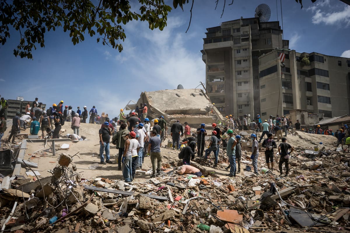 Rescatistas y voluntarios buscan víctimas en una vivienda afectada por los terremotos este jueves, en el municipio Libertador en el este de Caracas (Venezuela).EFE/ Boris Vergara