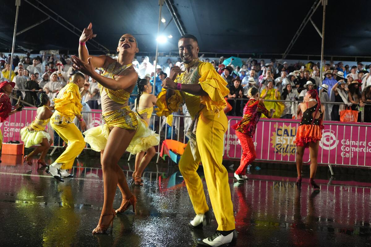 Bailarines se presentan este jueves, durante el Salsódromo, que da la apertura a la versión número 68 de la feria de Cali, en Cali (Colombia). La lluvia no fue impedimento cuando miles de personas se apostaron sobre la Autopista Suroriental de Cali (occidente de Colombia), para ver a más de 2.200 artistas desfilar en el tradicional Salsódromo, una gigantesca pista de baile donde los trajes de colores fueron protagonistas y se llevaron los aplausos del público. EFE/ Ernesto Guzmán