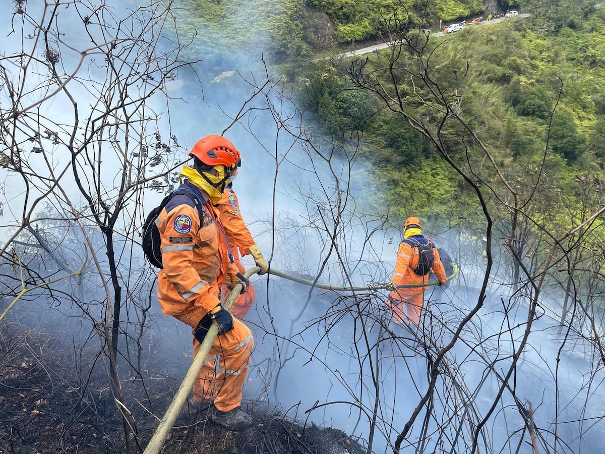 Más de 40 rescatistas participaron en las labores de control y enfriamiento del fuego.