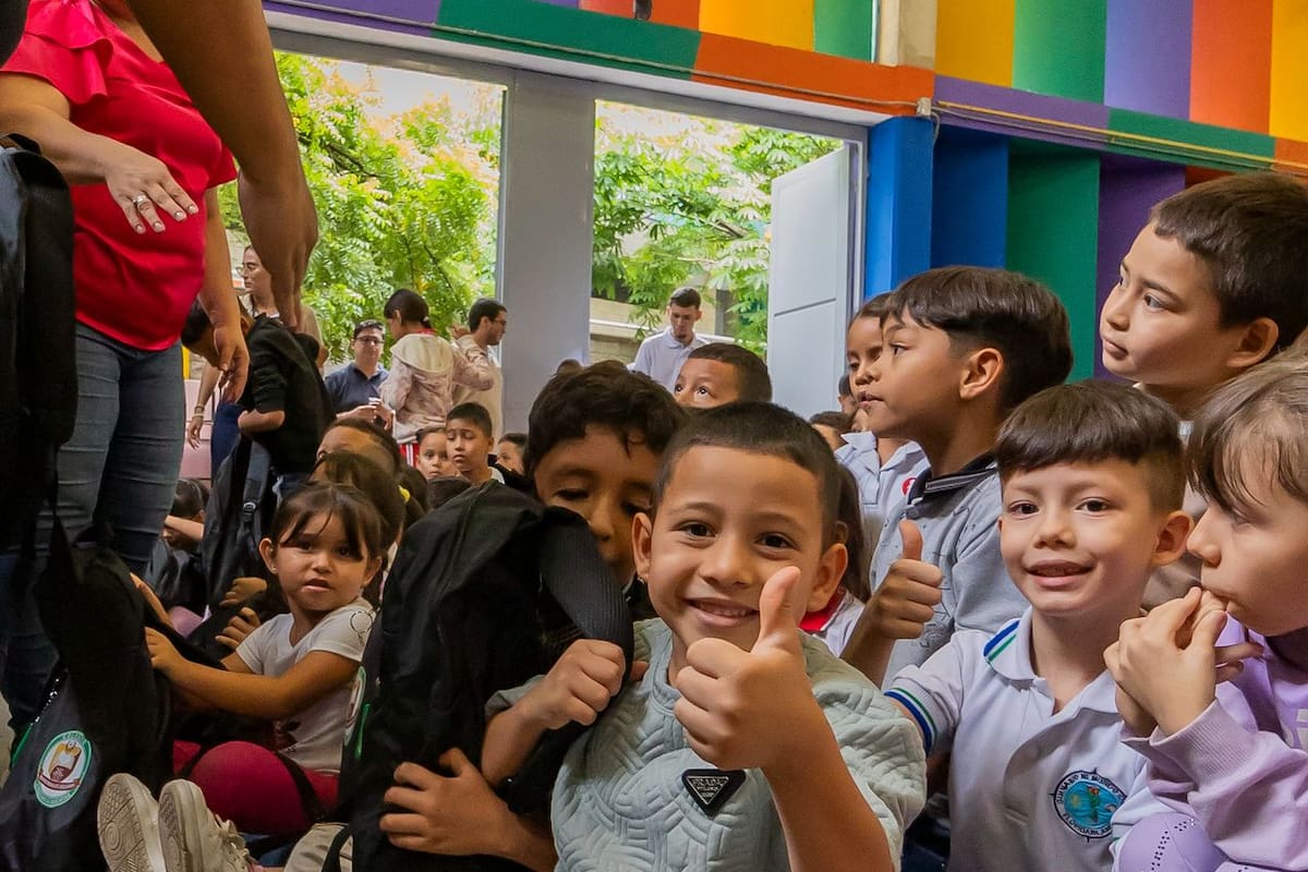 Más de 4.000 estudiantes en Girón reciben kits escolares: los planteles beneficiados