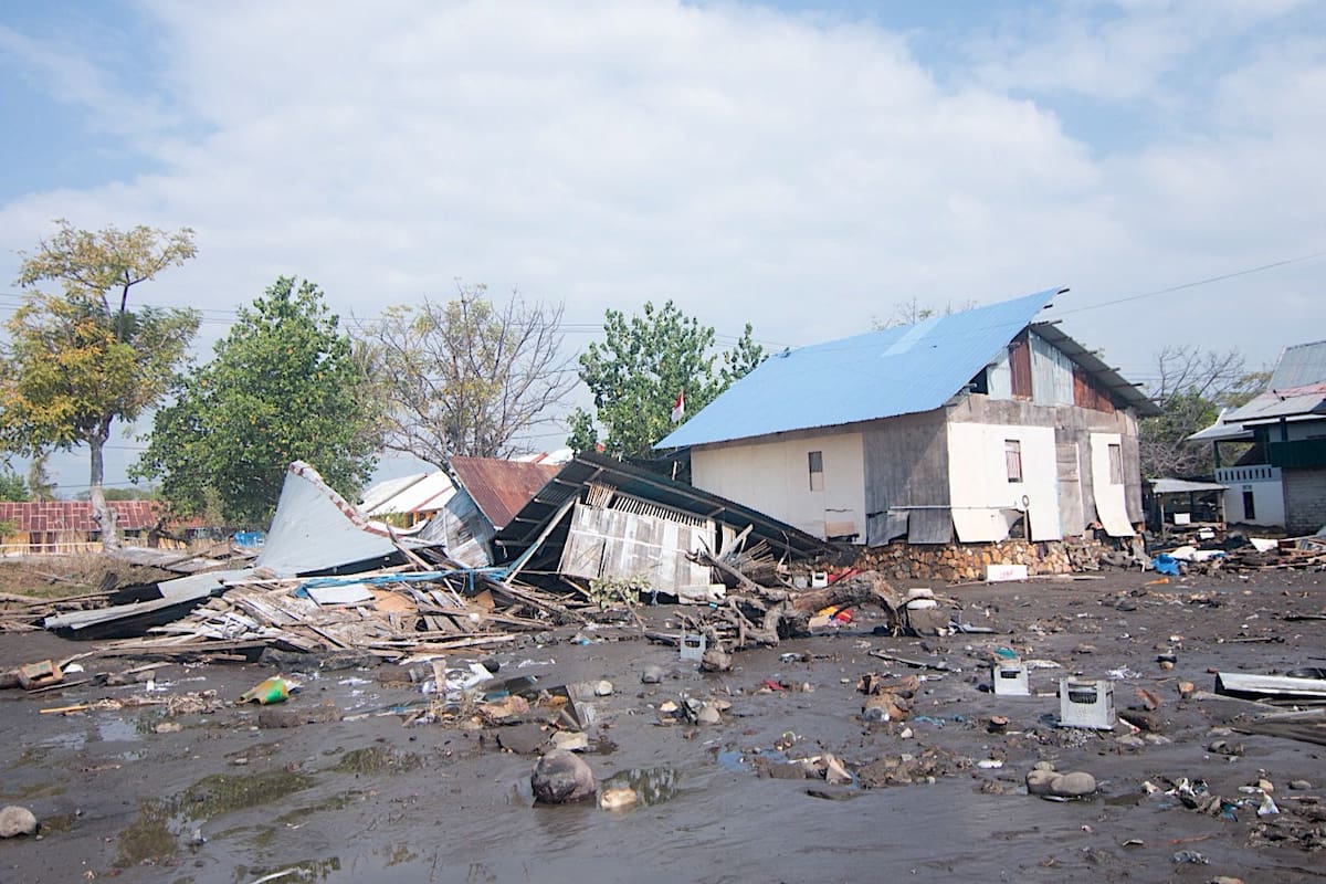 MBAY (Indonesia), 15/08/2026.- Una casa dañada tras un terremoto de magnitud 7,7 en Mbay, Nagekeo, provincia de Nusa Tenggara Oriental, Indonesia, el 15 de agosto de 2026.
EFE/EPA/IGNASIUS KUNDA
