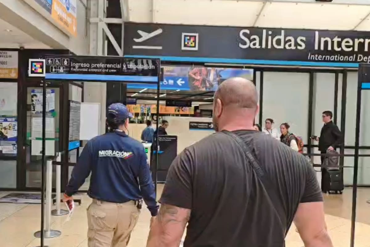 Migración Colombia reforzó los controles en aeropuertos y pasos fronterizos con la modernización de su laboratorio de Grafología y Documentología, ubicado en el Aeropuerto Internacional El Dorado. Foto // Colprensa.