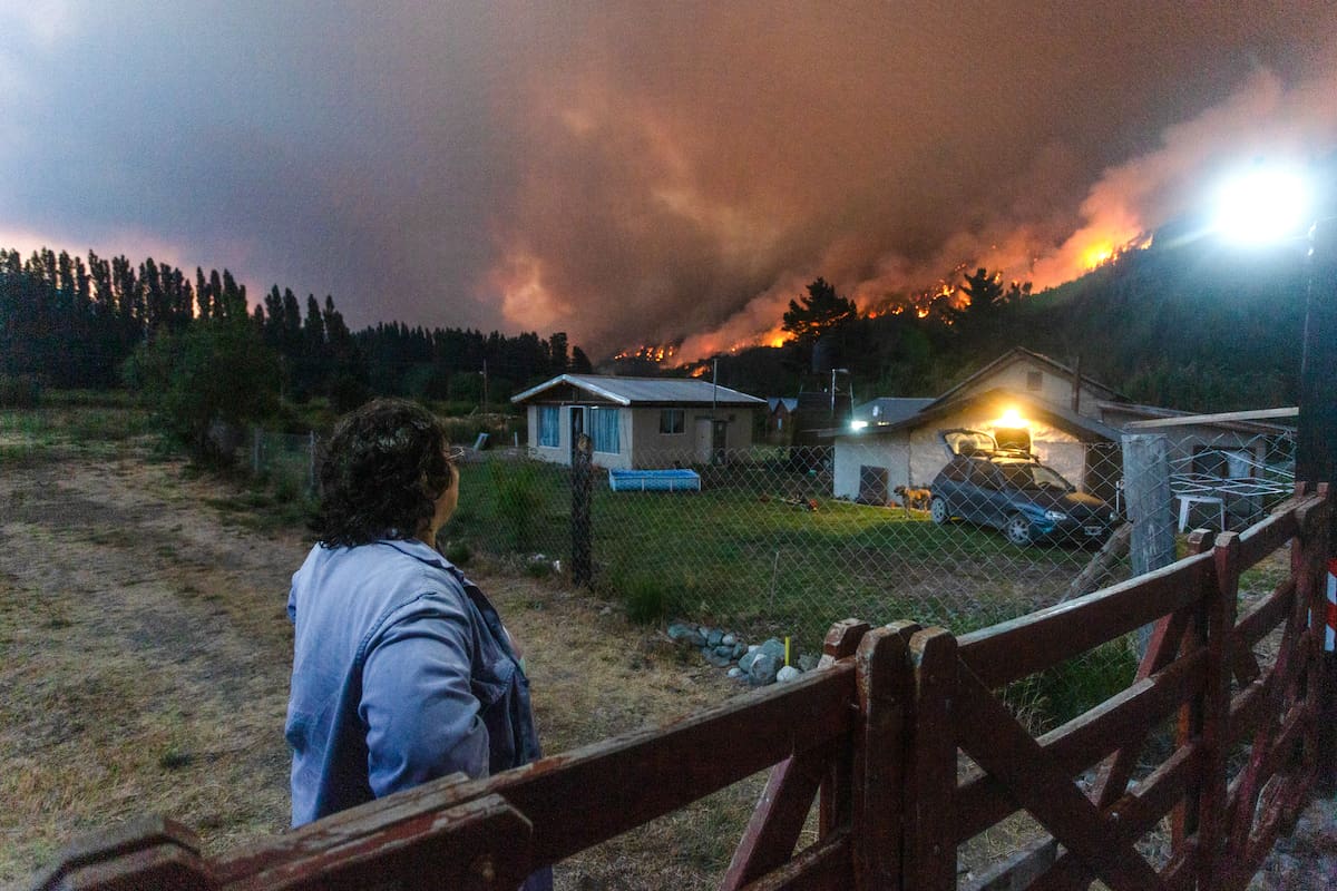 Una mujer observa los incendios forestales este miércoles, en el Hoyo provincia de Chubut (Argentina). Los incendios forestales en la Patagonia argentina se continuaron expandiéndose en las provincias de Chubut, Santa Cruz y Río Negro y han dejado ya un saldo de más de 4000 hectáreas, según datos oficiales. EFE/ Matías Garay