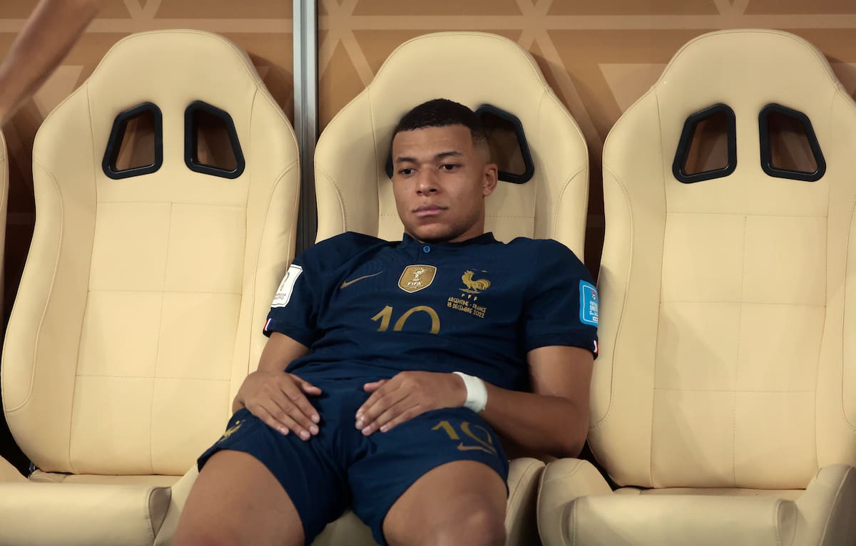 Kylian Mbappe reacciona tras perder la final del Mundial de Fútbol Qatar 2022 ante Argentina. EFE/ Juan Ignacio Roncoroni