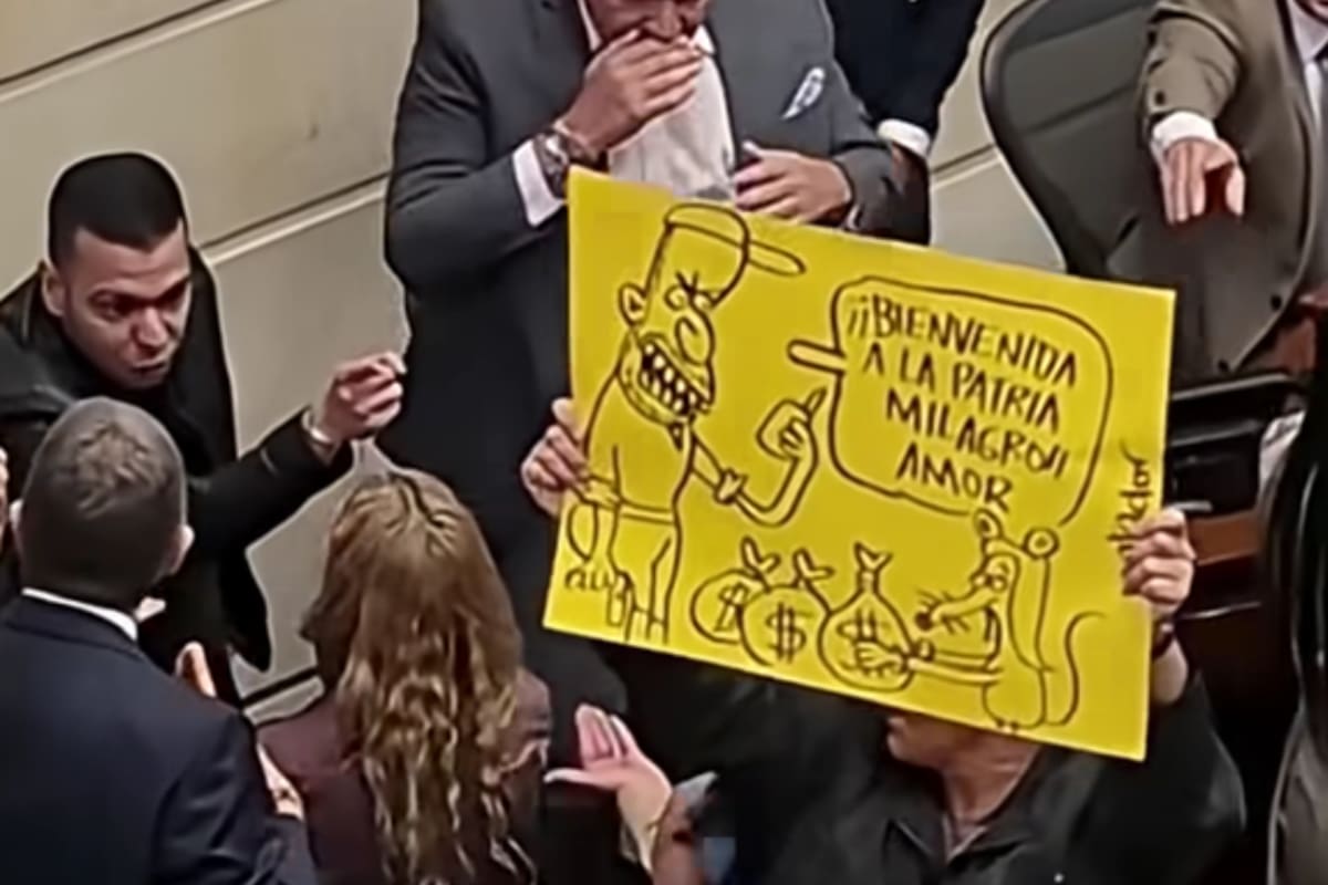 Matador fue retirado del recinto del Senado luego de una discusión entre congresistas que cuestionaron su presencia y sus publicaciones contra la primera dama. Captura de video.