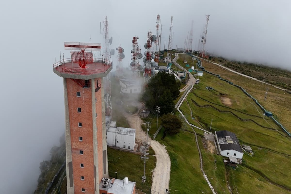 Esta moderna estación incorporó un sistema satelital 'ADS-B', una tecnología que permite incrementar la precisión en las operaciones de vigilancia y seguimiento de aeronaves. (Imágenes: suministradas / VANGUARDIA)