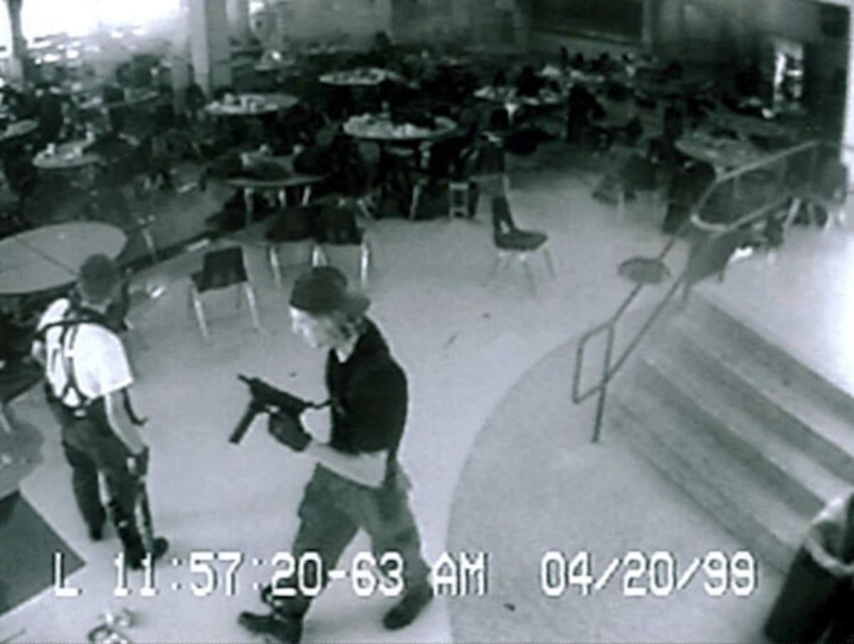 La masacre del instituto Columbine fue un tiroteo escolar e intento de ataque bomba que ocurrió el 20 de abril de 1999 en Columbine, Colorado, Estados Unidos, un área no incorporada del condado de Jefferson, cerca de Littleton. Los perpetradores fueron los estudiantes de último año Eric Harris y Dylan Klebold, quienes asesinaron a 12 estudiantes y un profesor antes de suicidarse.