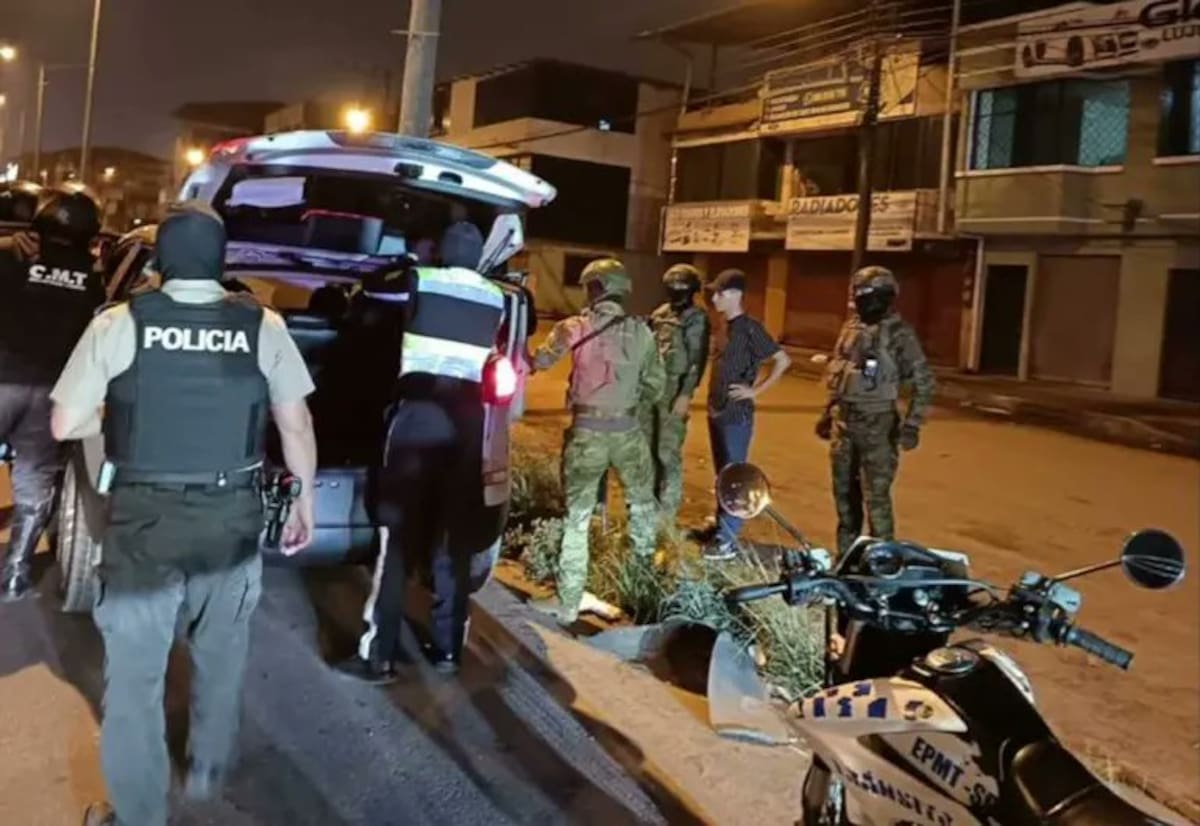 Autoridades de policía y Ejército de Ecuador realizan operativo de seguridad en la capital. // Foto: tomada de X.