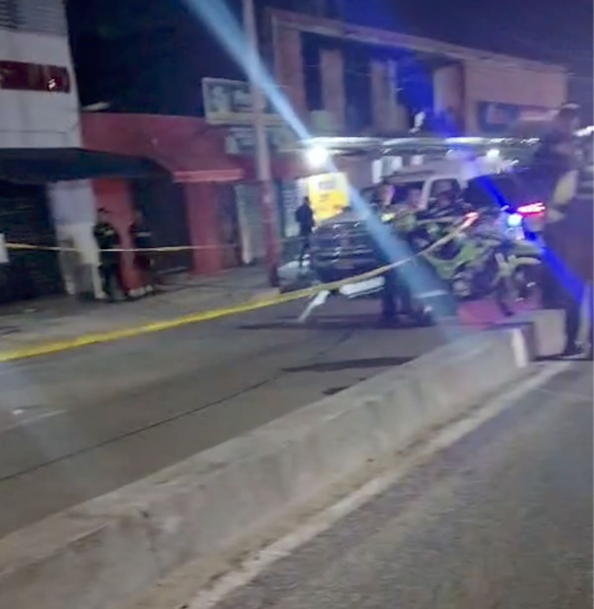 La Policía Metropolitana de Barranquilla llegó al lugar de la masacre para acordonarlo, hasta cuando llegaron los peritos forenses a hacer la inspección de los cuerpos.//Cortesía Red de Cooperantes