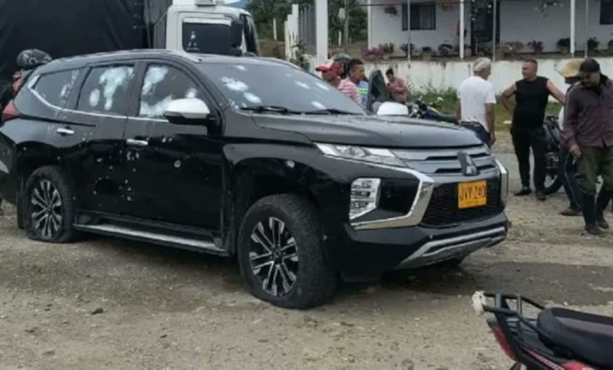Así quedó el vehículo del esquema de seguridad de la UNP tras el violento ataque en zona rural de Ábrego. // FOTO: TOMADA DE X - CORPADES