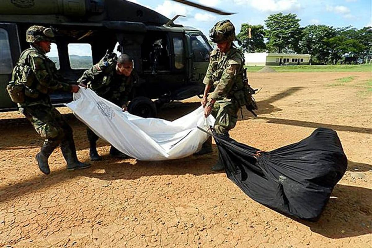De los 48 cuerpos recuperados, Medicina Legal identificó a 43, entre ellos 39 hombres y nueve mujeres, además de los 11 menores. EFE/EJÉRCITO DE COLOMBIA/SOLO USO EDITORIAL/NO VENTAS