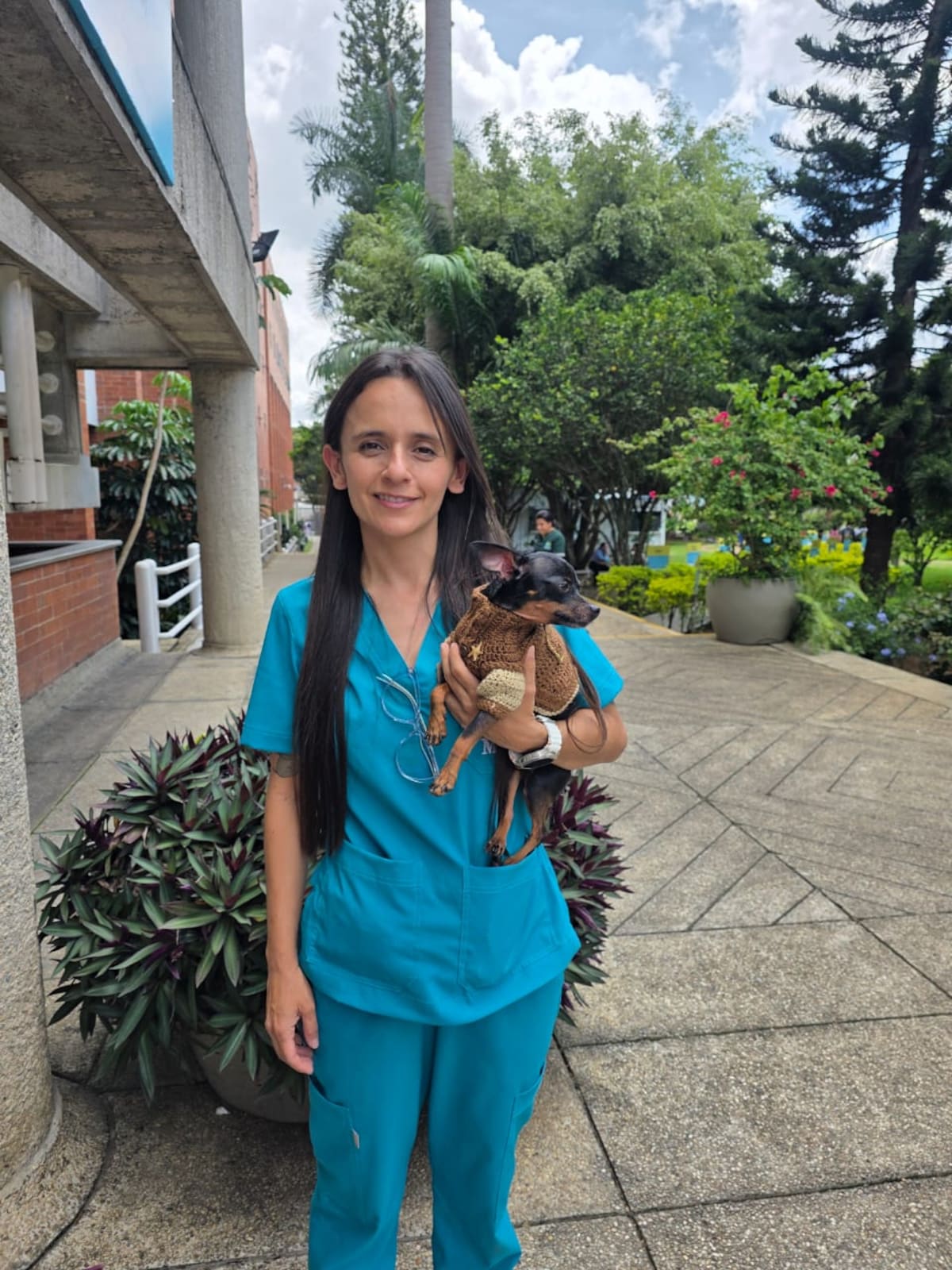 Magda León Cobos, psicóloga y estudiante de Medicina Veterinaria y Zootecnia, experta en animales de apoyo emocional.
