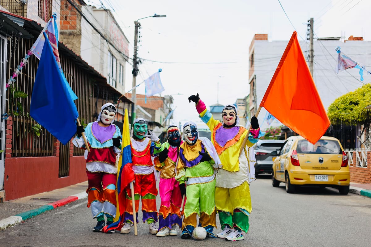 Desde los 10 años los niños de La Cumbre se colocan el traje de chirozas para ‘salir a la calle a sacar sonrisas’ a otros niños y familias. / Fotografías por Felipe Jaimes Lagos