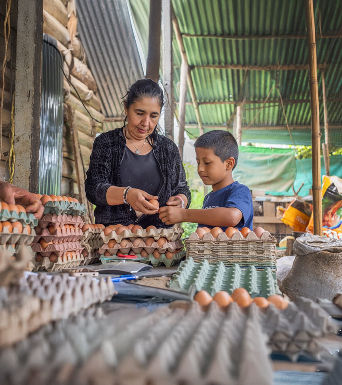 Una madre y su hijo.