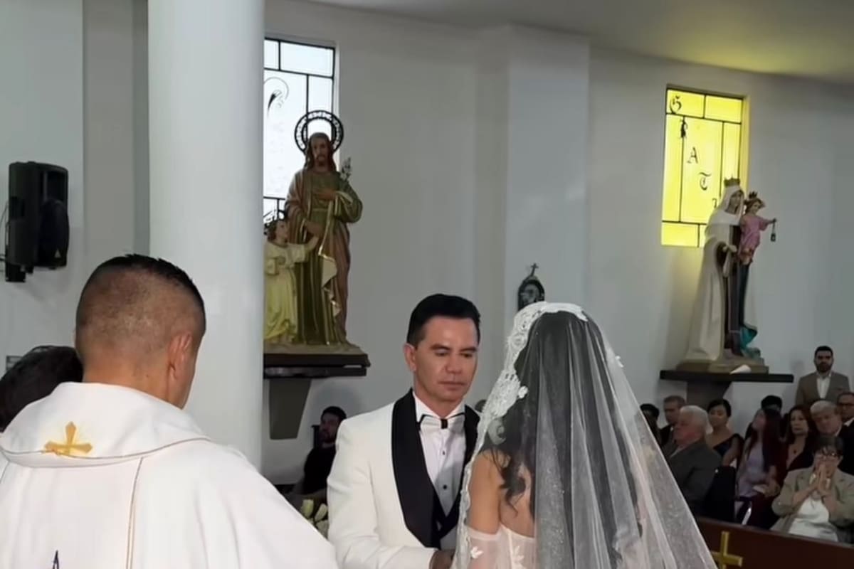Jhonny Rivera y Jenny López sellaron su amor en la Iglesia del Perpetuo Socorro, en Arabia (Risaralda), en una ceremonia marcada por la elegancia, la tradición y la emotividad.
Foto tomada de: Pantallazo de video Instagram